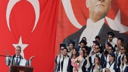 DEÜ Güzel Sanatlar Fakültesinde Mezuniyet Coşkusu: Lider Cemil Tugay, Eşinin Mezuniyet Sevincine Ortak Oldu
