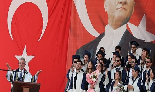 DEÜ Güzel Sanatlar Fakültesinde Mezuniyet Coşkusu: Lider Cemil Tugay, Eşinin Mezuniyet Sevincine Ortak Oldu