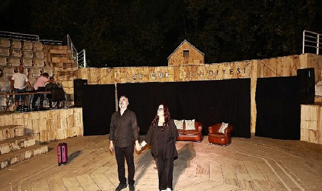 Efes Selçuk Belediye Tiyatrosu “Haybeden Gerçeküstü Aşk” ile İzleyiciden Tam Not Aldı