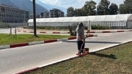 Finike’de yollar yenileniyor bordürler boyanıyor