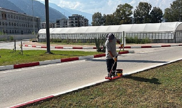 Finike’de yollar yenileniyor bordürler boyanıyor