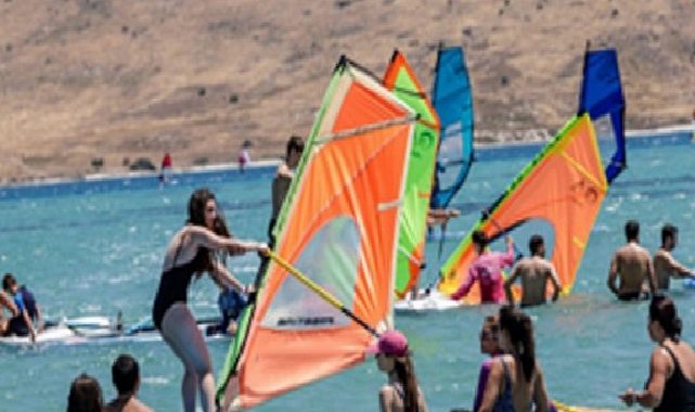 İzmir’de Büyükşehir’den gençlere sörf tecrübesi