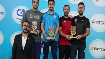 Kartepeli Güreşçilerden Madalya Yağmuru