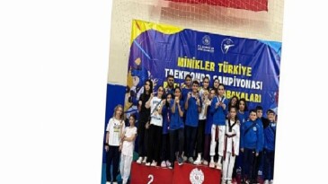 Kocaeli’nin gururu Kağıtspor kürsülerden inmiyor