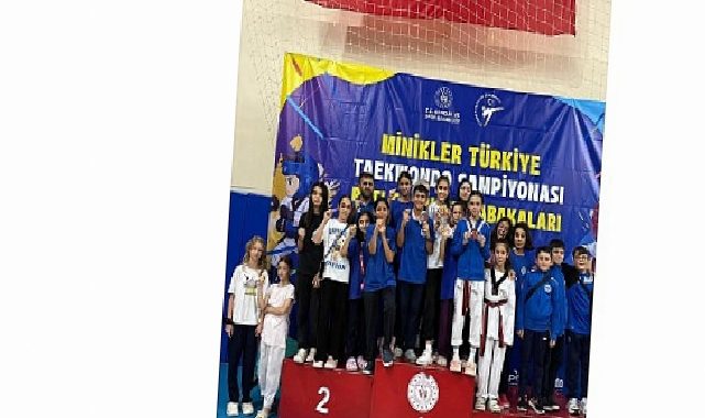 Kocaeli’nin gururu Kağıtspor kürsülerden inmiyor