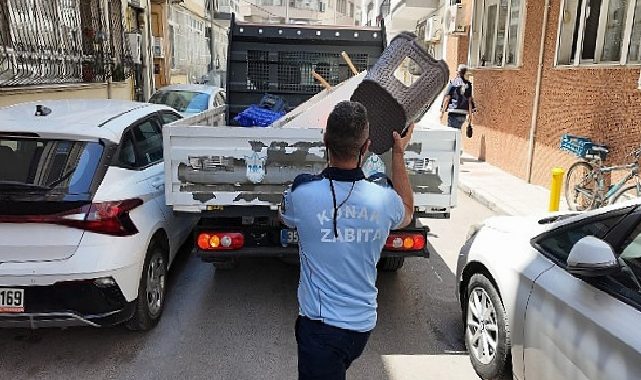 Konak zabıtasından kaldırım işgallerine karşı sıkı kontrol