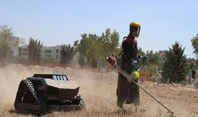 Konya Büyükşehir Mezarlık Bakımında Ot Biçme Robotlarını Kullanmaya Başladı