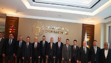 Konya Heyeti Bakan Bak ile Şehrin Gençlik ve Spor Yatırımlarını İstişare Etti