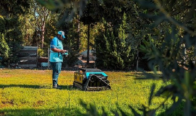 Lider Hatice Gençay Çim Biçme Robotunun Birinci Saha Denemesine Katıldı
