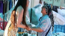 Lider Lâl Denizli Alaçatı Pazarında esnaf ve vatandaşlarla buluştu