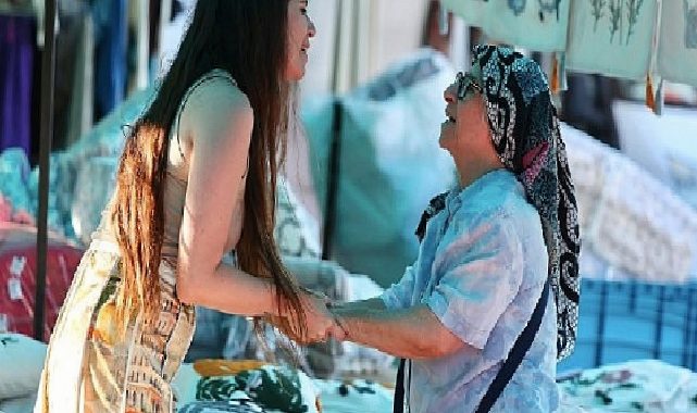 Lider Lâl Denizli Alaçatı Pazarında esnaf ve vatandaşlarla buluştu
