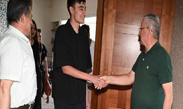 Lider Topaloğlu, YKS’de derece yapan öğrencileri ağırladı