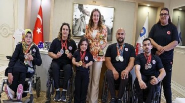 Lider Vekili Özdemir şampiyon atletleri ağırladı