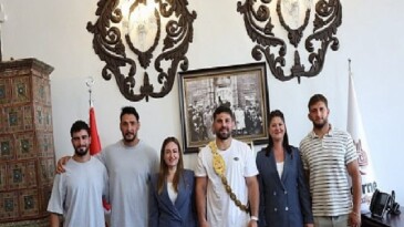 Lider Vekili Özdemir ve Başpehlivan Erkan Taş Edirne Belediyesi’ni ziyaret etti