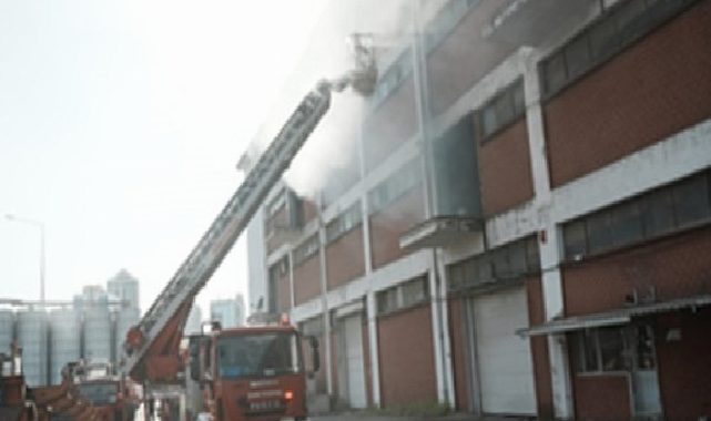 Liman işletmesindeki yangın büyümeden söndürüldü