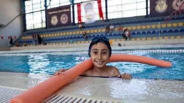 Minik yüzücüler Buca’da yetişiyor