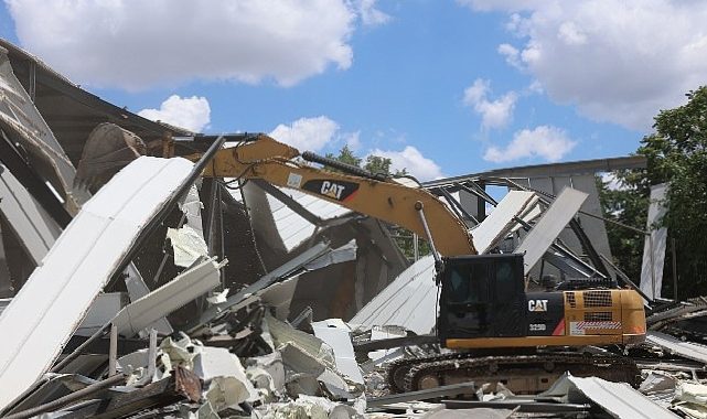 Nilüfer’de toplam 3 bin 300 metrekarelik 3 kaçak yapı yıkıldı