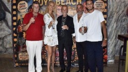 Noya Beach’te coşkulu Yeşilçam Gecesiİ: Nuri Alço’nun elinden gazoz içme yarışına girdiler!