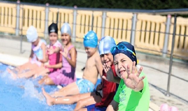 Osmangazi’de Kreş Öğrencileri Yazın Tadını Havuzda Çıkardı