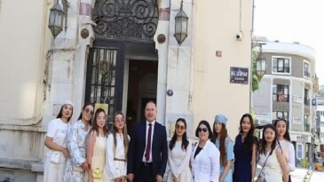 Rektör Prof. Dr. Rasim Akpınar’dan Kazakistanlı Öğrencilere Kemeraltı’nda “Kültür Rehberliği”