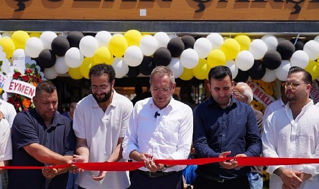 Tarihi Ayvalık Tostçular Çarşısı’nda Örnek Bir İş Birliği