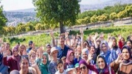 Toprakla buluşan bayanlar, hasat sevincini Lider Tugay’la yaşadı