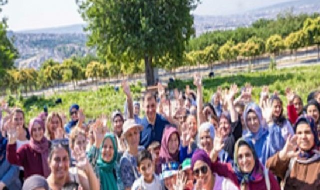 Toprakla buluşan bayanlar, hasat sevincini Lider Tugay’la yaşadı