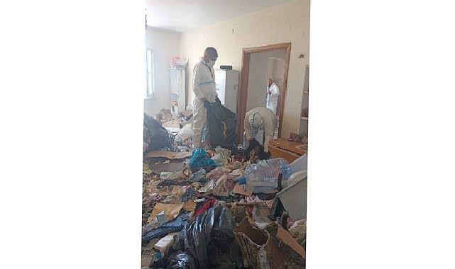 Balkan Mahallesi’nde konuttan 28 ton çöp çıkarıldı