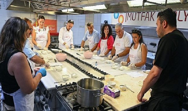 Bornovalı muhtarlardan yoğun mesaiye ‘Makarna’ molası