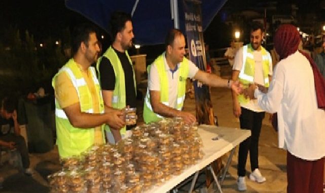 Büyükşehir Mevlit Kandil’inde 19 ilçede lokma ikram etti