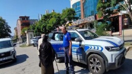 Büyükşehir Zabıtası yaşlı çifti yolda bırakmadı