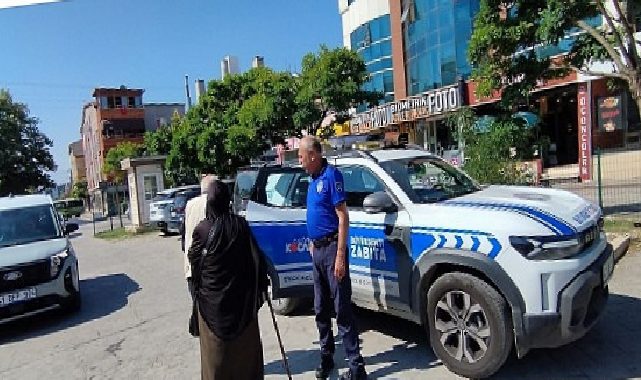 Büyükşehir Zabıtası yaşlı çifti yolda bırakmadı