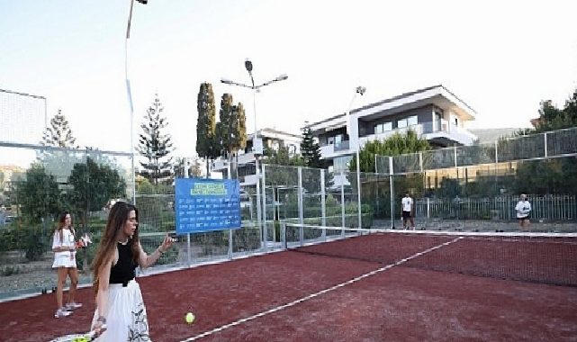 Çeşme’de spora yeni yatırım: 16 Eylül Kurtuluş Parkı’na padel kortu kazandırıldı
