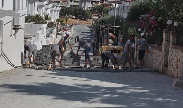 Didim Belediyesi Akbük’te parka taşı döşeme çalışmalarını sürdürüyor