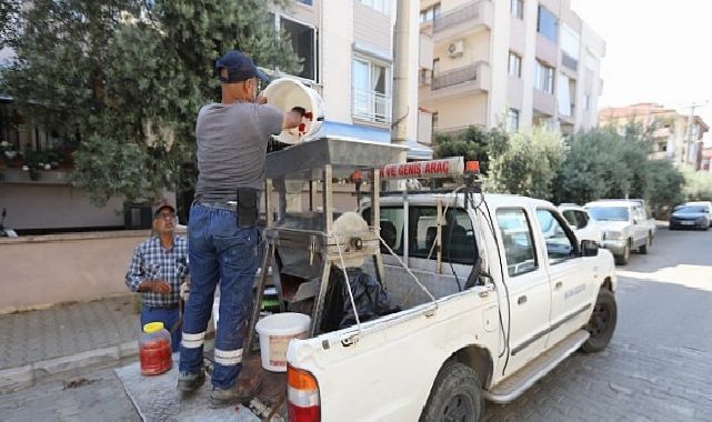 Efes Selçuk’ta Salçalar Ailece Hazırlanıyor, Belediye Makine ile Dayanak Oluyor