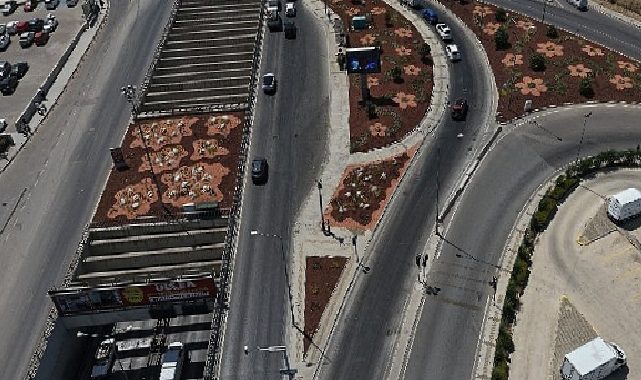 ESBAŞ Kavşağı rengarenk bir görünüme kavuştu