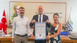 Gaziemir Belediyesi’nin çevreci çalışmalarına Sıfır Atık Evrakı