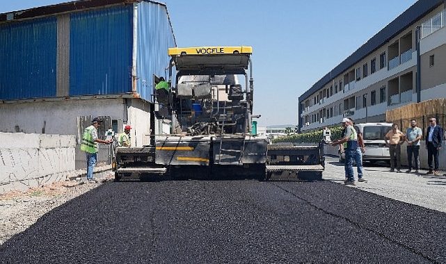 Gaziemir’de asfaltlama atağı: 4 bin 470 ton asfaltla yollar yenileniyor