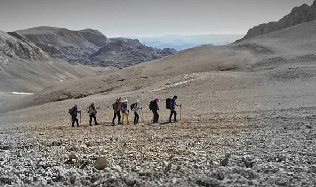 İnegöl Belediyesi Dağcıları 30 Ağustos Zafer Bayramı İçin Tırmandı