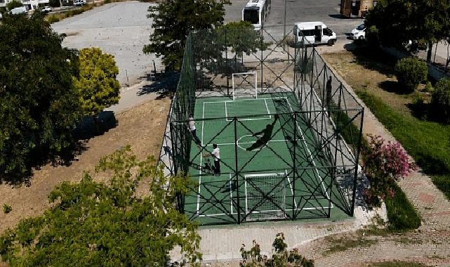 Karabağlar ‘da 5 mahalleye 5 yeni küçük futbol alanı
