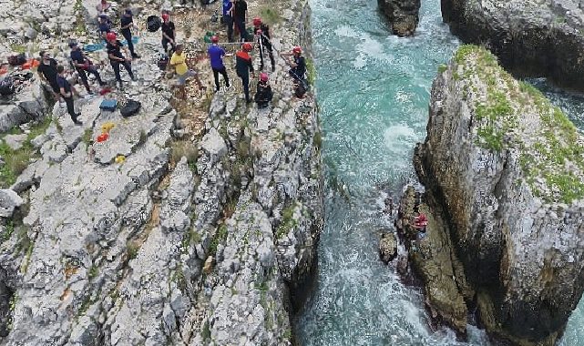 Kayalıklarda mahsur kaldı, imdadına Büyükşehir İtfaiyesi yetişti