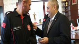 KEÇ-TİM Arama ve Kurtarma Grubu’na Akreditasyon Peçlerini Lider Özarslan Takdim Etti
