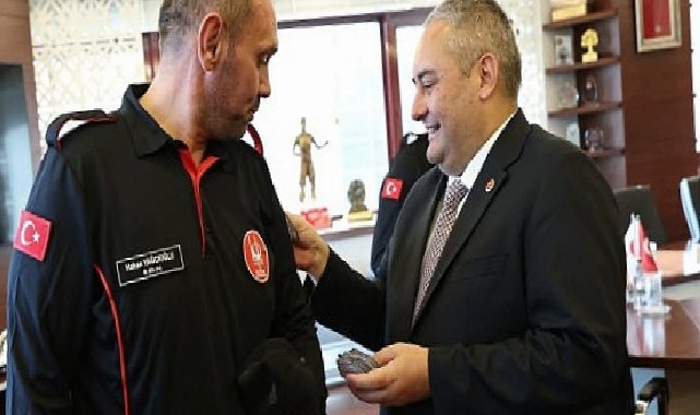 KEÇ-TİM Arama ve Kurtarma Grubu’na Akreditasyon Peçlerini Lider Özarslan Takdim Etti