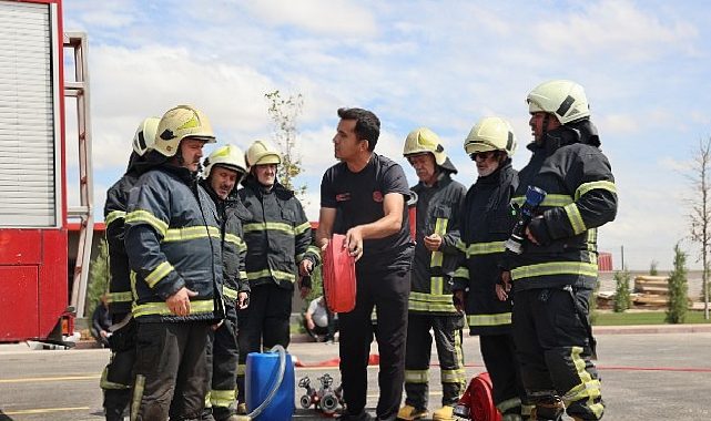 Konya Büyükşehir, Minibüs ve Servis Sürücülerine “Gönüllü İtfaiyecilik” Eğitimi Verdi