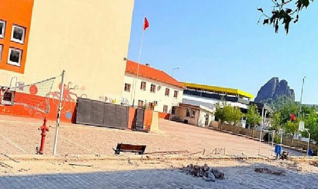 Kuzdere Hacı Mehmet Saygın Ortaokulu bahçesinde düzenleme çalışmaları