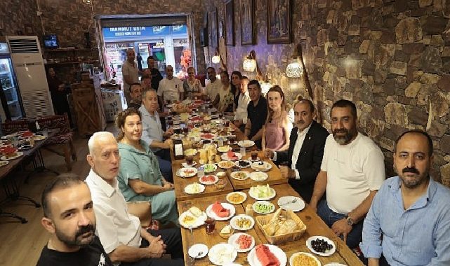 Lider Memnun, Tarihi Çarşı’da esnafla buluştu: “Kemeraltı, en büyük zenginliğimiz”