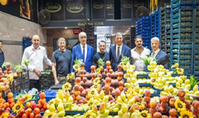 Lider Tugay İzmir’in hal esnafıyla buluştu