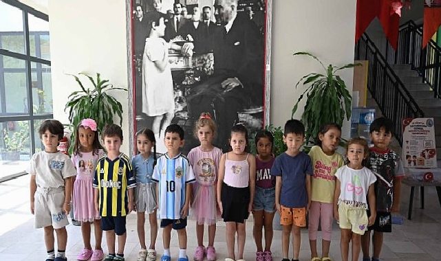 Minik yüreklerde 30 Ağustos ruhu: Harçlıklarını Mehmetçik Vakfına bağışladılar