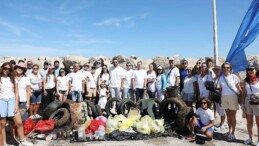 Çeşme kıyılarından 1,5 ton atık çıkarıldı