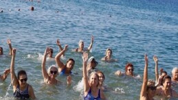 Dünya Barış Gününe denizde pilates ile başladılar